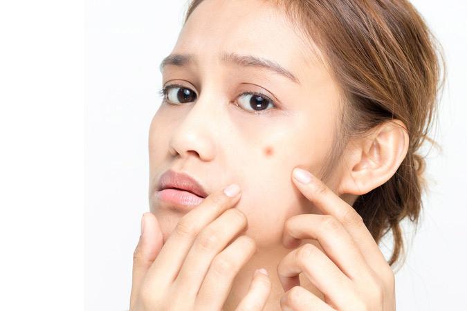 Dr Ronald B. Prussick, Washington Dermatology Center Providing Micro Needling Device treatment